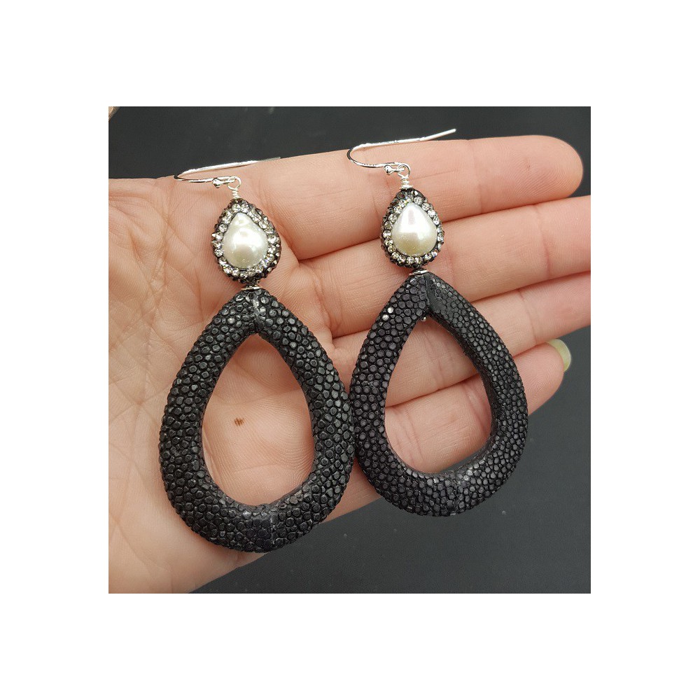 Oorbellen met open druppel zwart Roggenleer Parel en kristallen
