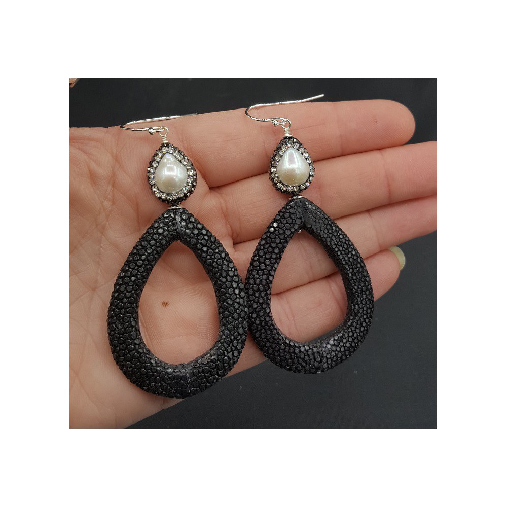 Oorbellen met open druppel zwart Roggenleer Parel en kristallen