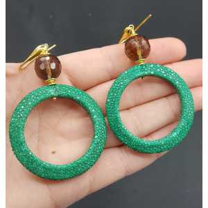 Oorbellen met open ring van groen Roggenleer en Smokey Topaas