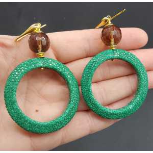 Oorbellen met open ring van groen Roggenleer en Smokey Topaas