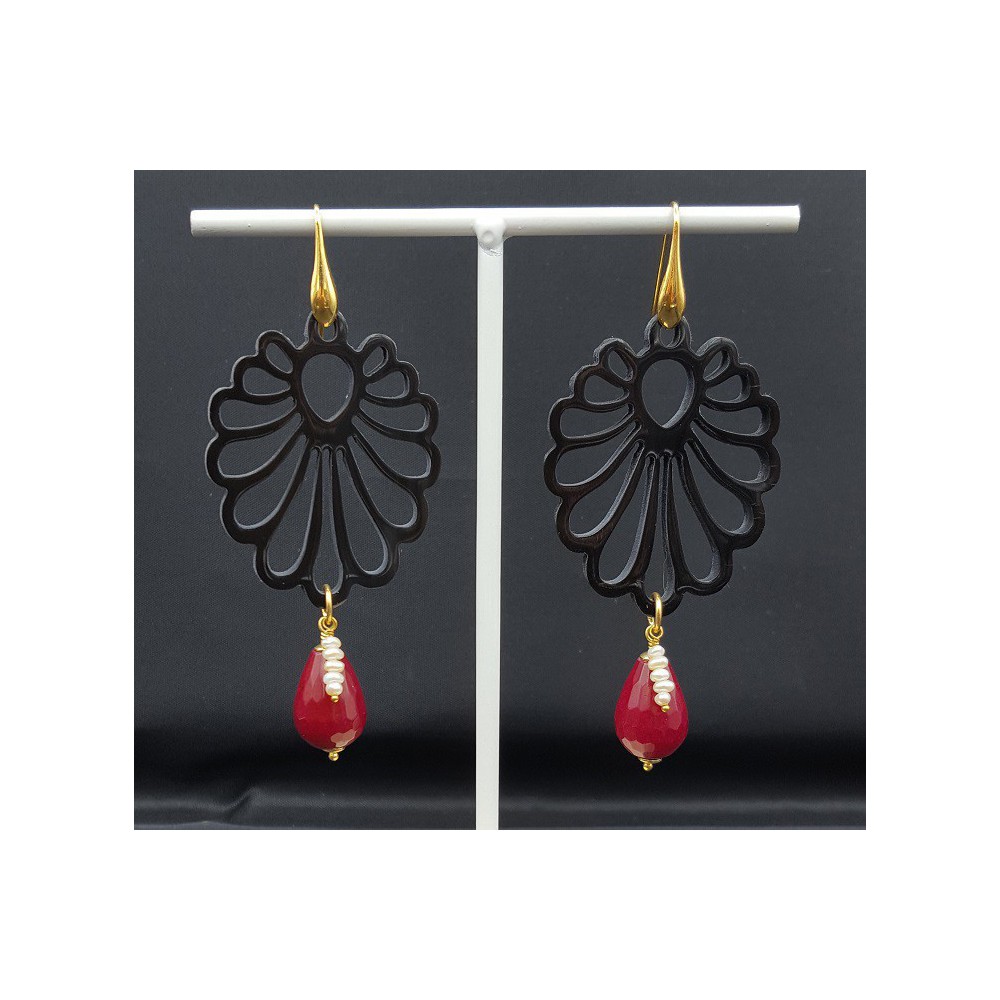 Oorbellen met uitgesneden zwarte Buffelhoorn en rode Jade