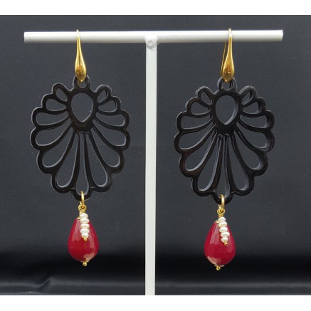 Oorbellen met uitgesneden zwarte Buffelhoorn en rode Jade