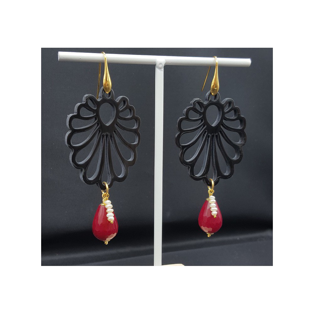 Oorbellen met uitgesneden zwarte Buffelhoorn en rode Jade