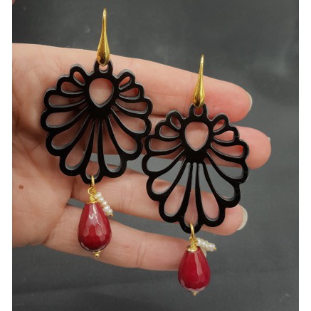 Oorbellen met uitgesneden zwarte Buffelhoorn en rode Jade