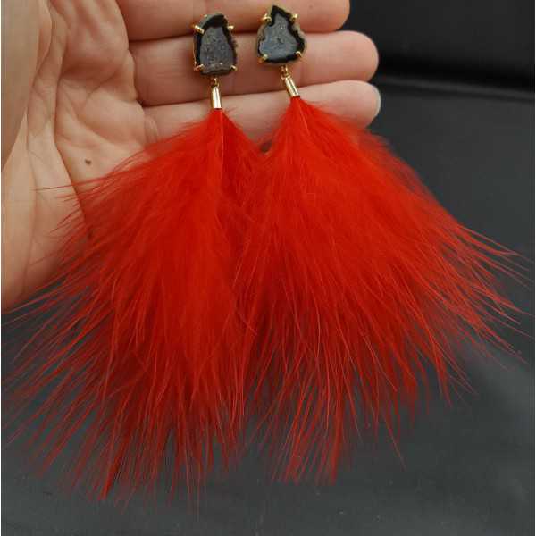 Vergoldete Ohrringe mit Achat-geode und roten Federn