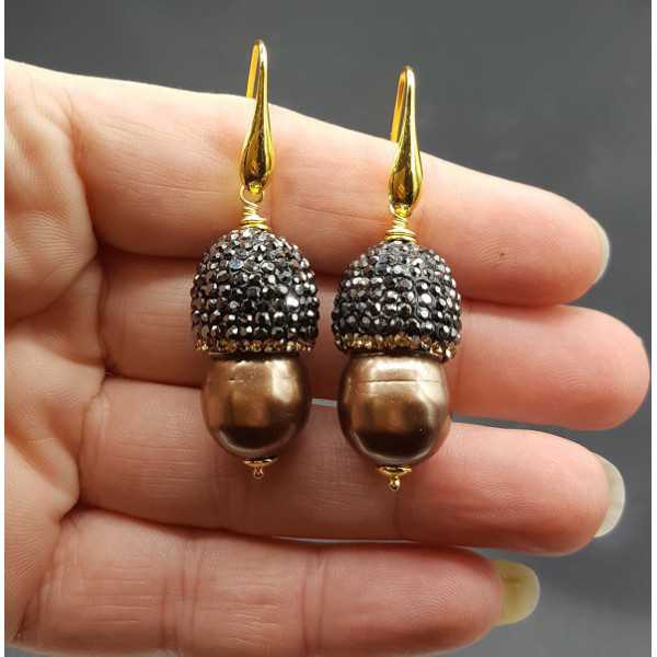 Vergoldete Ohrringe mit Perle und Kristallen
