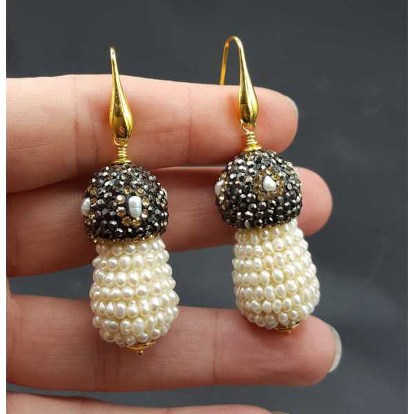 Vergoldete Ohrringe mit Süßwasser-Perlen und Kristallen