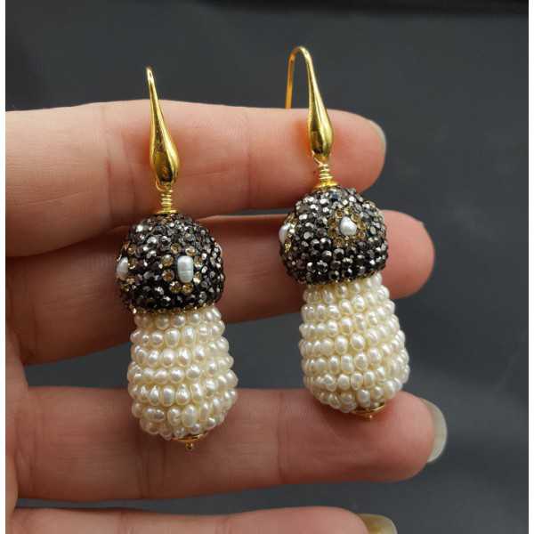 Vergoldete Ohrringe mit Süßwasser-Perlen und Kristallen
