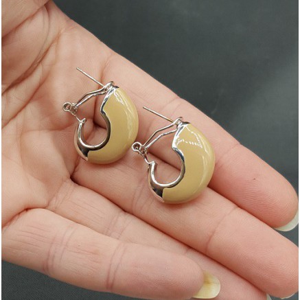 Brede zilverkleurige creolen beige