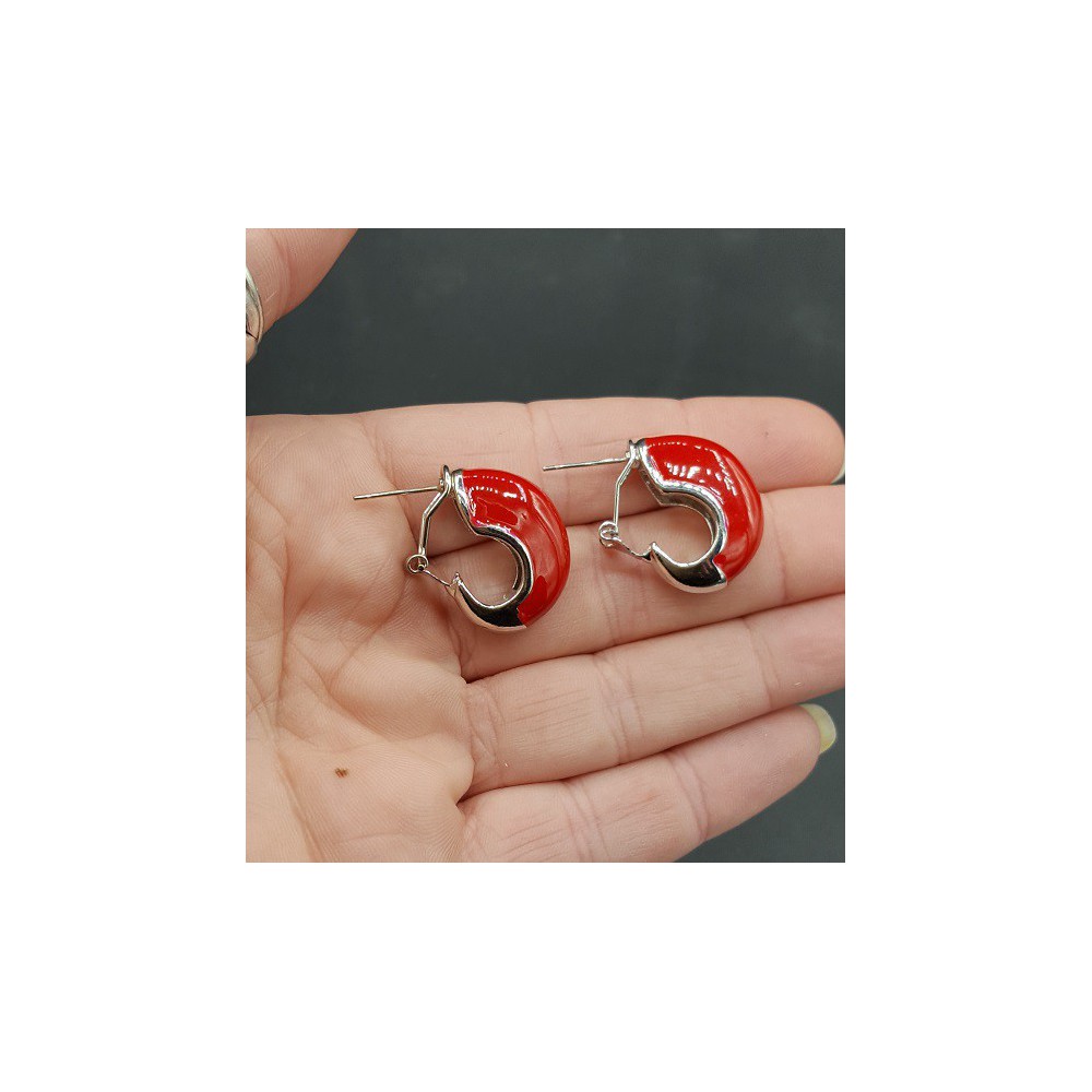 Brede zilverkleurige creolen rood