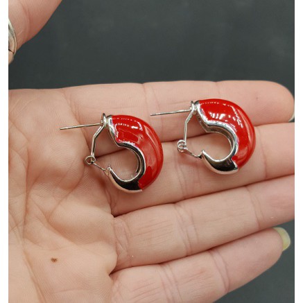 Brede zilverkleurige creolen rood