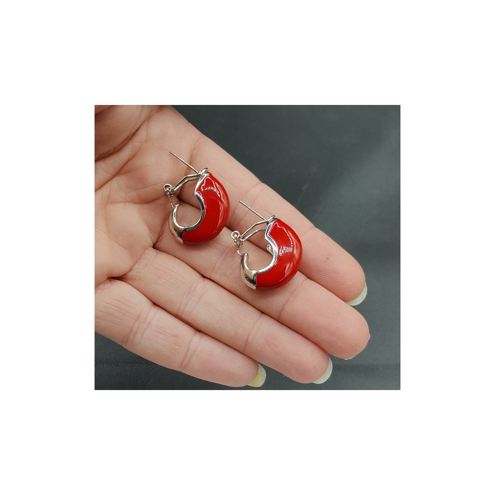 Brede zilverkleurige creolen rood