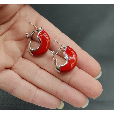 Brede zilverkleurige creolen rood