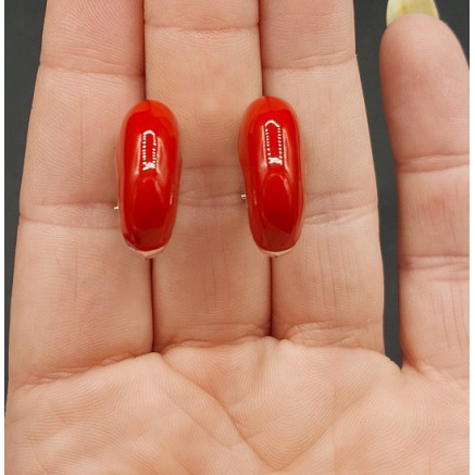 Brede zilverkleurige creolen rood