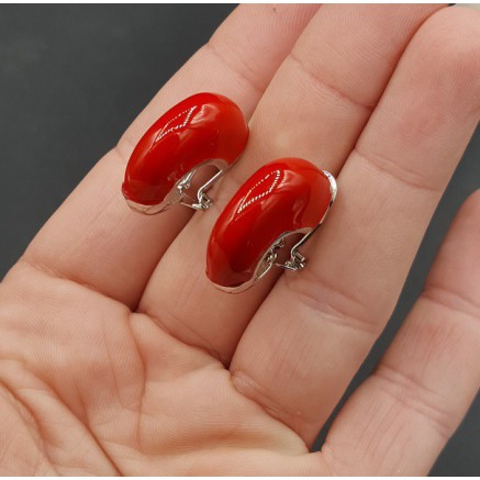 Brede zilverkleurige creolen rood