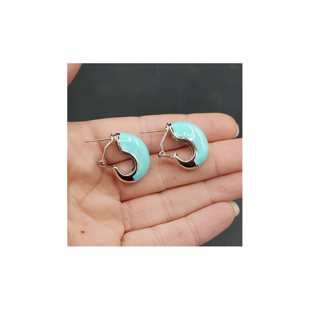 Brede zilverkleurige creolen turkoois blauw