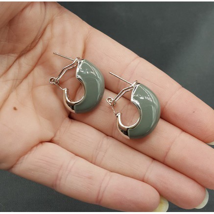 Brede zilverkleurige creolen grijs