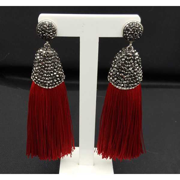 Tassel earrings of satijndraad and crystal red