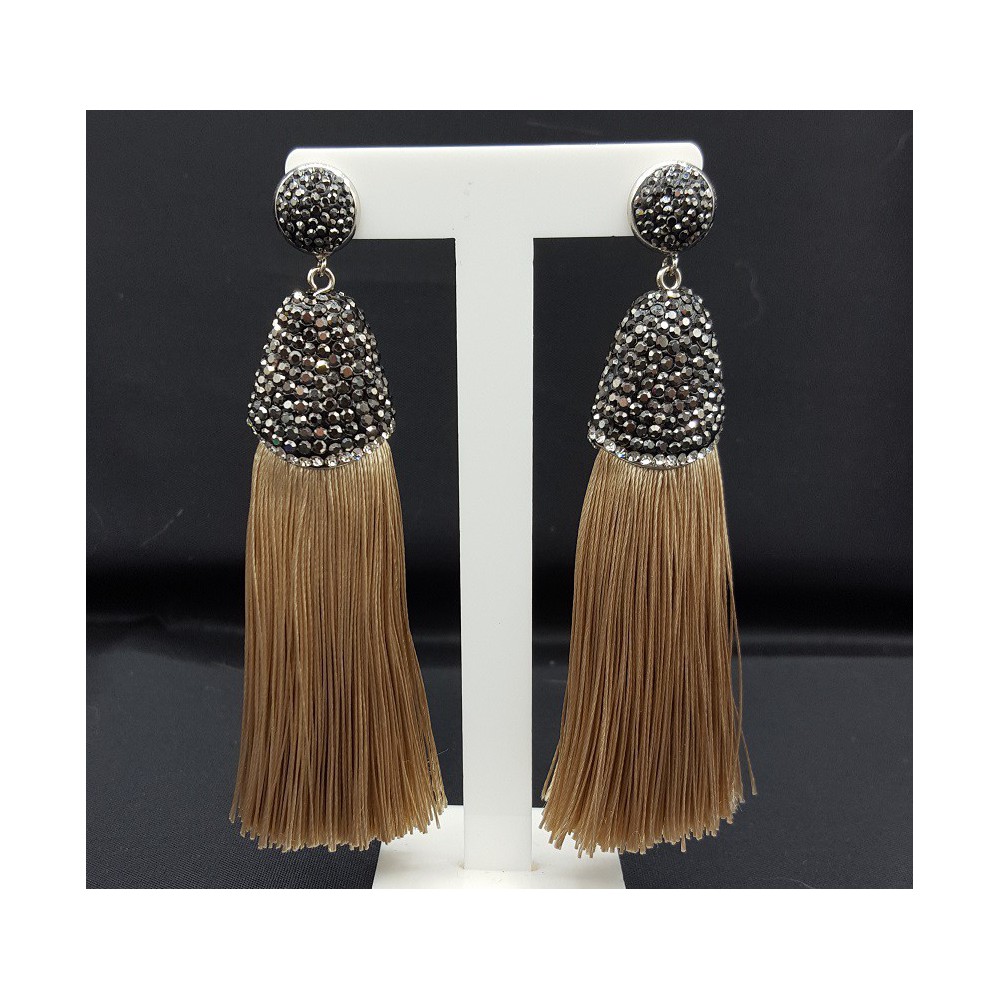 Tassel earrings of satijndraad and crystal beige