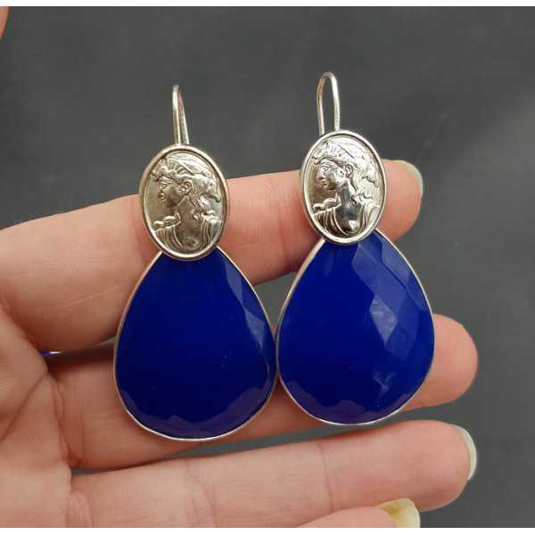 Zilveren oorbellen met grote kobalt blauwe Chalcedoon en Cameo