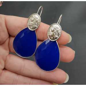 Zilveren oorbellen met grote kobalt blauwe Chalcedoon en Cameo