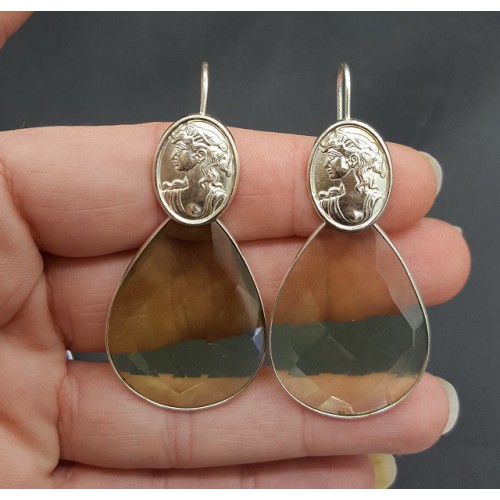 Zilveren oorbellen met grote groene Amethist quartz en Cameo