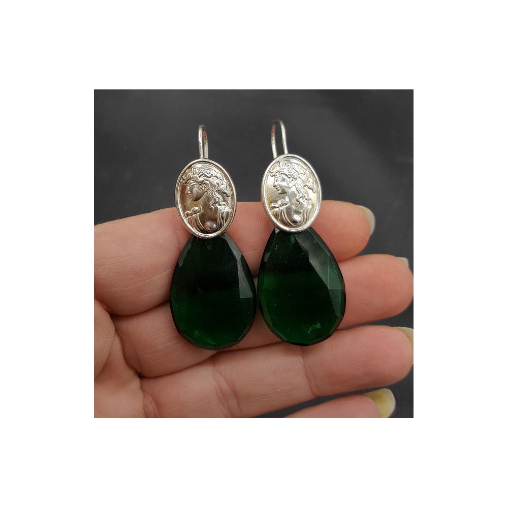 Zilveren oorbellen met Emerald groene quartz en cameo