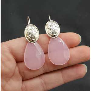 Zilveren oorbellen met roze Chalcedoon en cameo
