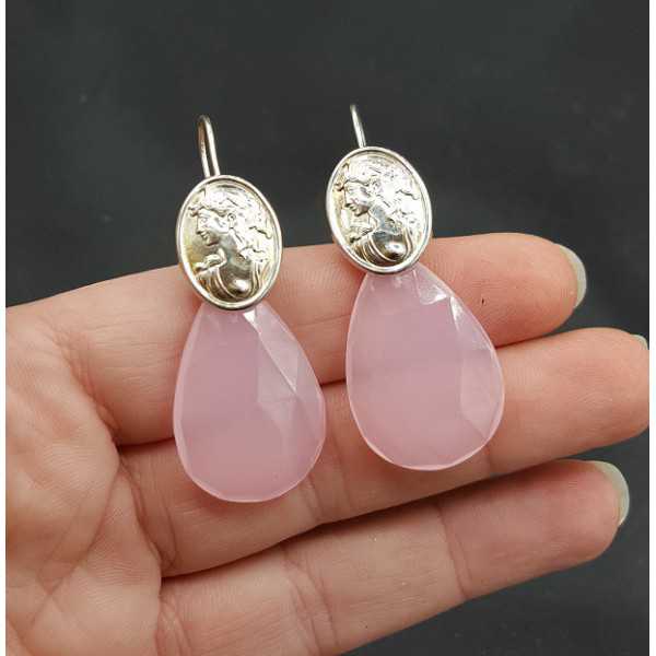 Zilveren oorbellen met roze Chalcedoon en cameo