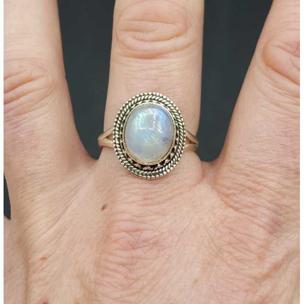 Zilveren ring gezet met cabochon ovale regenboog Maansteen 18.5