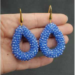 Vergoldete Ohrringe mit offenem Tropfen hellblau funkelnden Kristallen