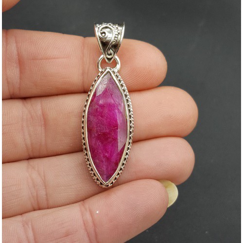 Zilveren hanger met marquise Robijn in bewerkte setting