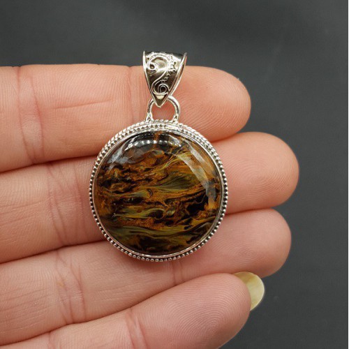 Zilveren hanger met ronde Pietersiet in bewerkte setting