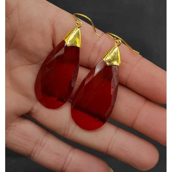 Goud vergulde oorbellen met grote Granaat rode quartz