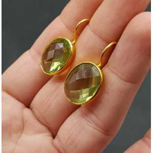 Vergoldete Ohrringe mit einem ovalen facettierten grünen Amethyst
