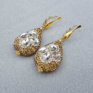 Vergoldete Ohrringe mit Tropfen, mit weißen und gold Kristalle