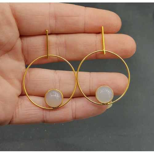 Goud vergulde oorbellen gezet met ronde grijze Chalcedoon