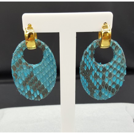 Creolen met ovale licht blauwe Slangenleer hanger