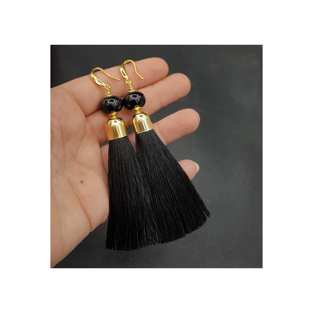 Goud vergulde oorbellen met zwarte tassel en Onyx