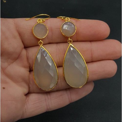 Goud vergulde oorbellen met ronde en druppelvormige grijze Chalcedoon