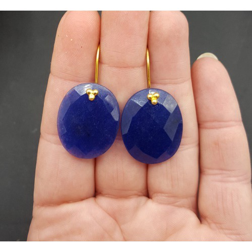 Goud vergulde oorbellen met ovale Saffier