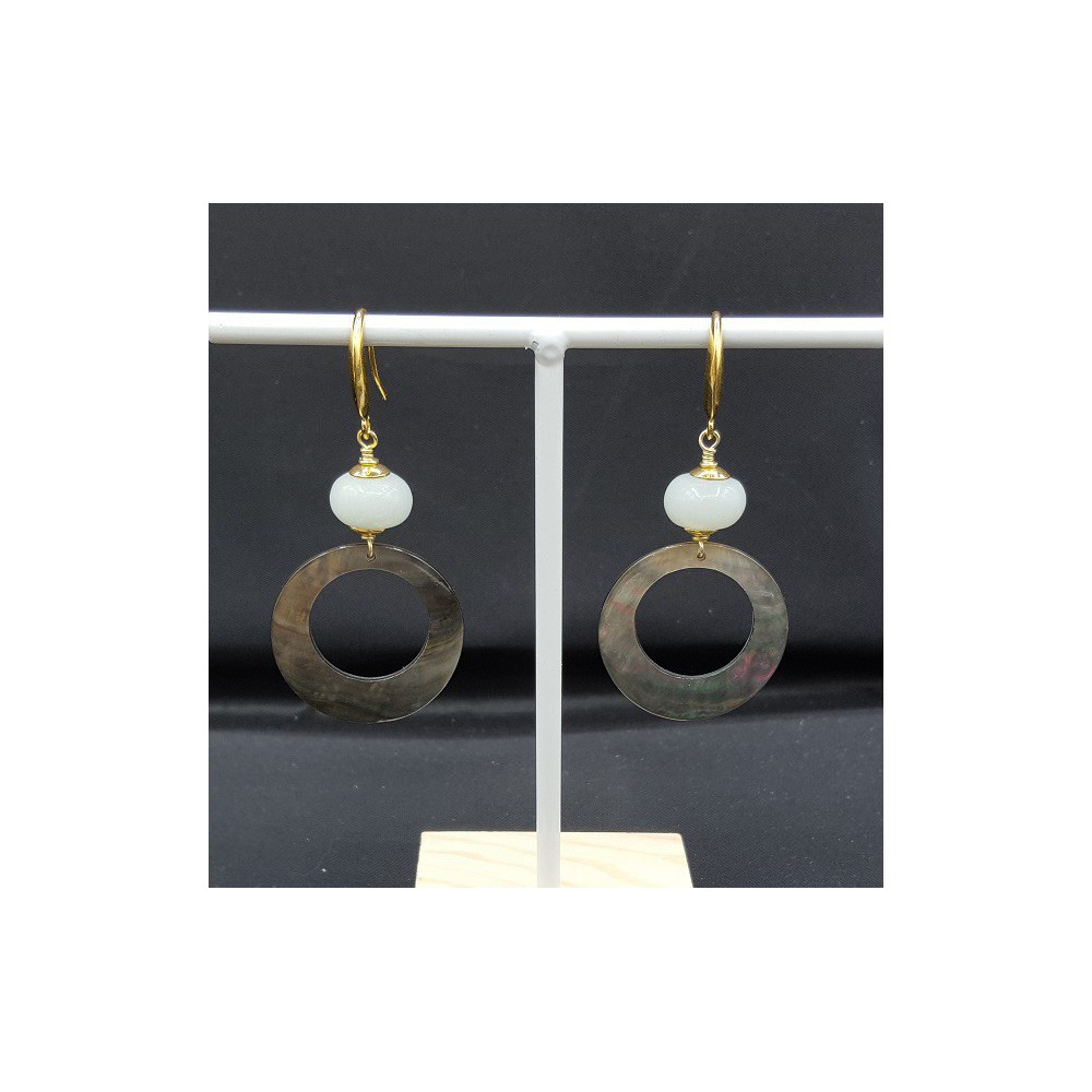Oorbellen met Amazoniet en blacklip schelp