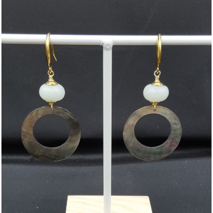 Oorbellen met Amazoniet en blacklip schelp