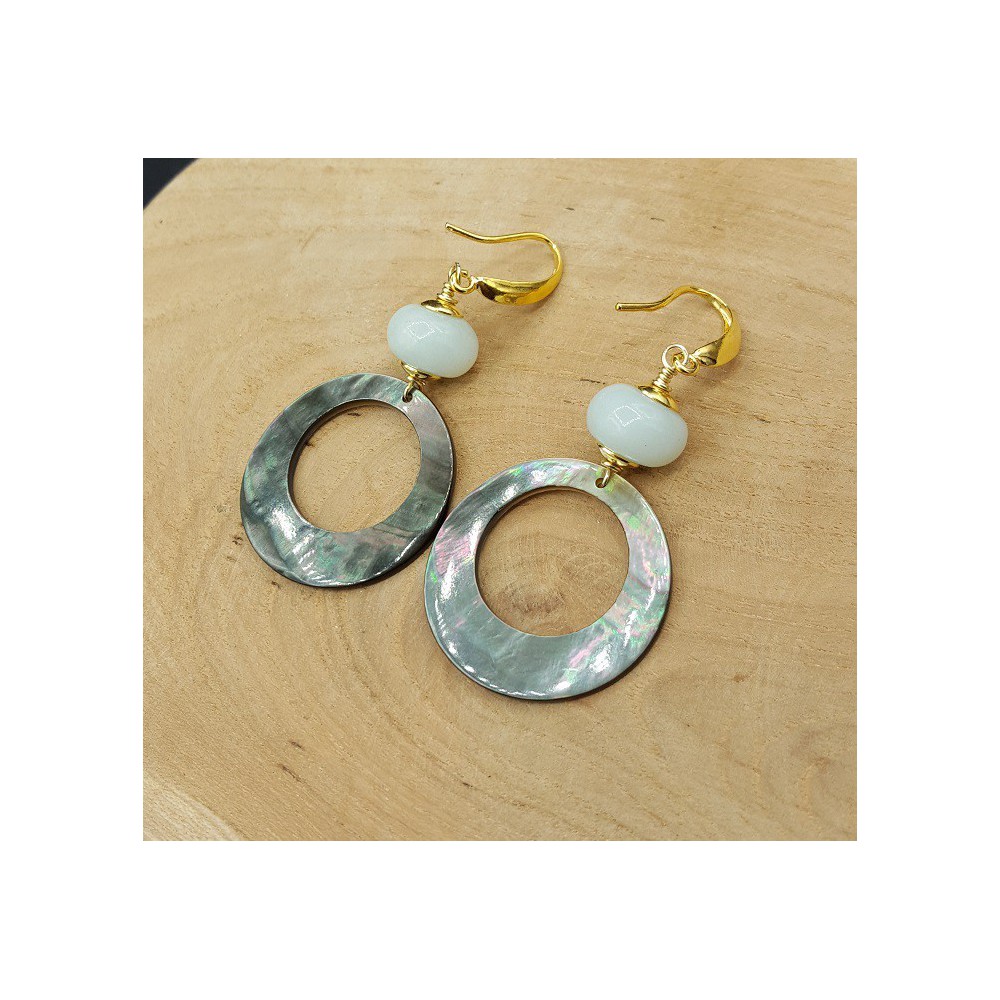 Oorbellen met Amazoniet en blacklip schelp