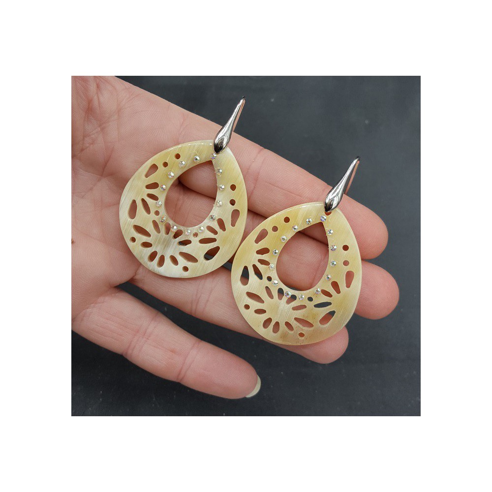 Zilveren oorbellen uitgesneden Buffelhoorn met kristallen