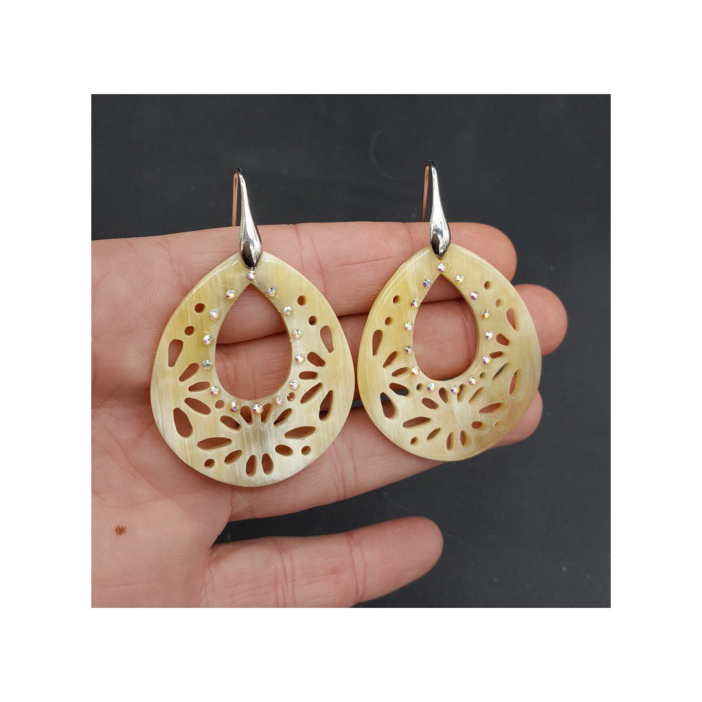 Zilveren oorbellen uitgesneden Buffelhoorn met kristallen