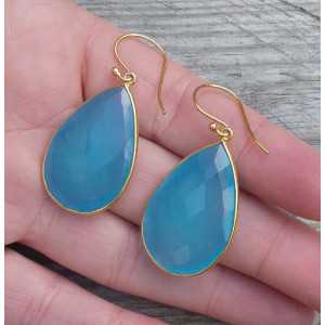 Vergoldete Ohrringe mit großen blauen Chalcedon briolet 