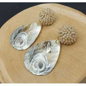 Earrings with beige crystals and shell with gold pauwenveer