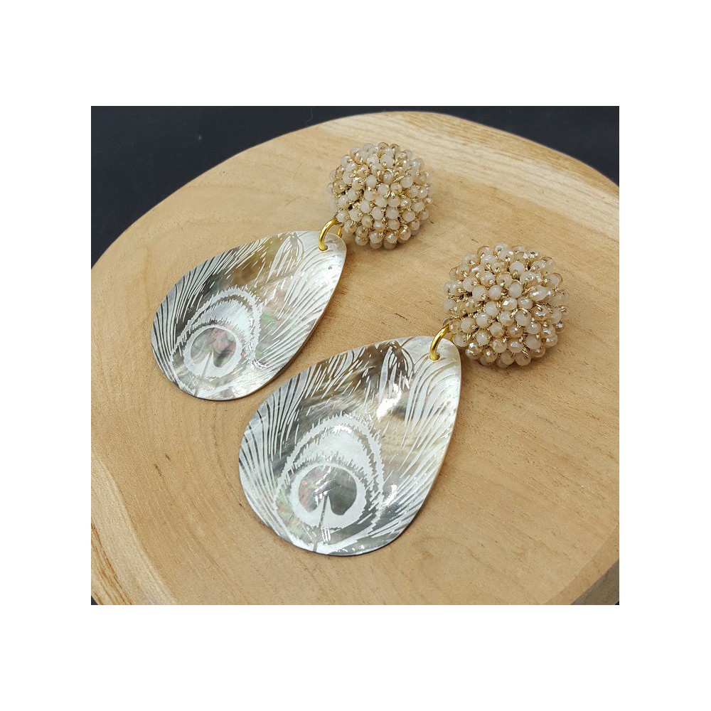 Earrings with beige crystals and shell with gold pauwenveer