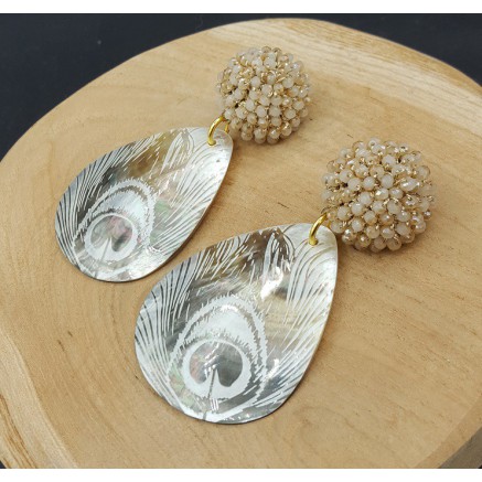 Oorbellen met beige kristallen en schelp met gouden pauwenveer